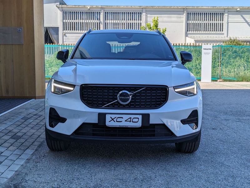 Volvo XC40 B3 automatico Plus Dark  nuova a Pescara