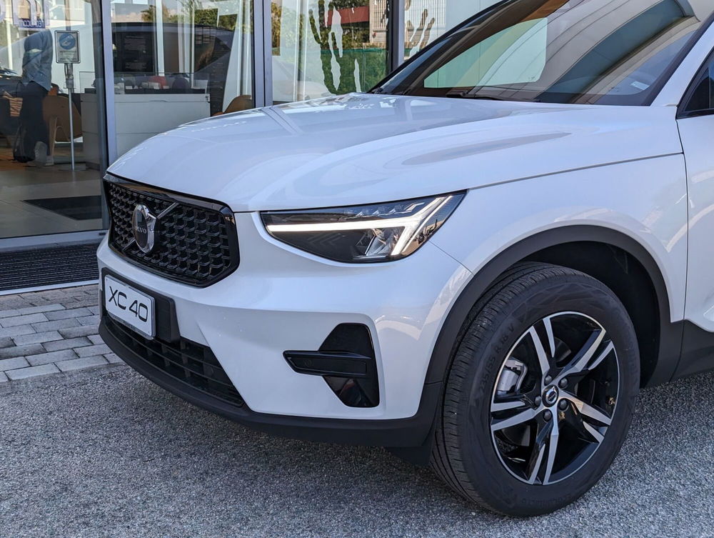 Volvo XC40 nuova a Pescara (4)