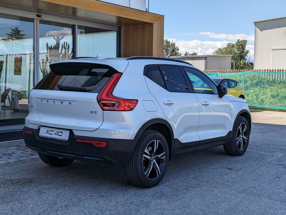 Volvo XC40 nuova a Pescara (7)