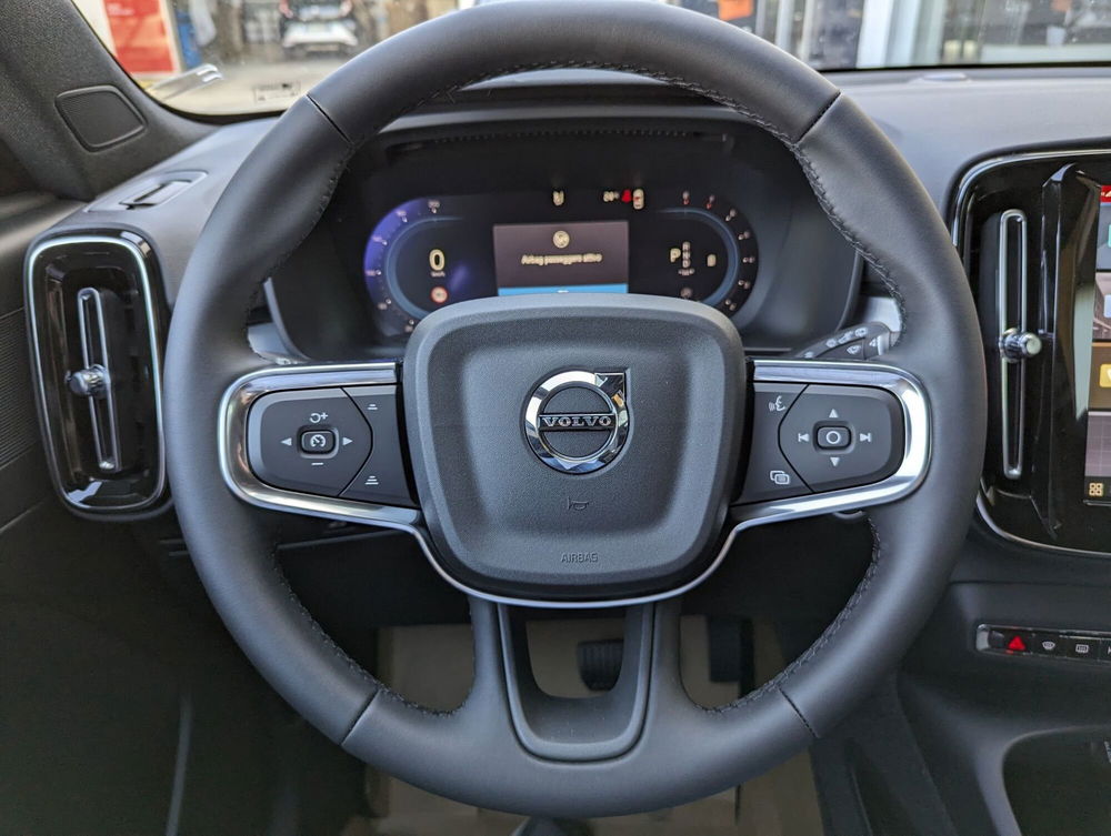 Volvo XC40 nuova a Pescara (15)