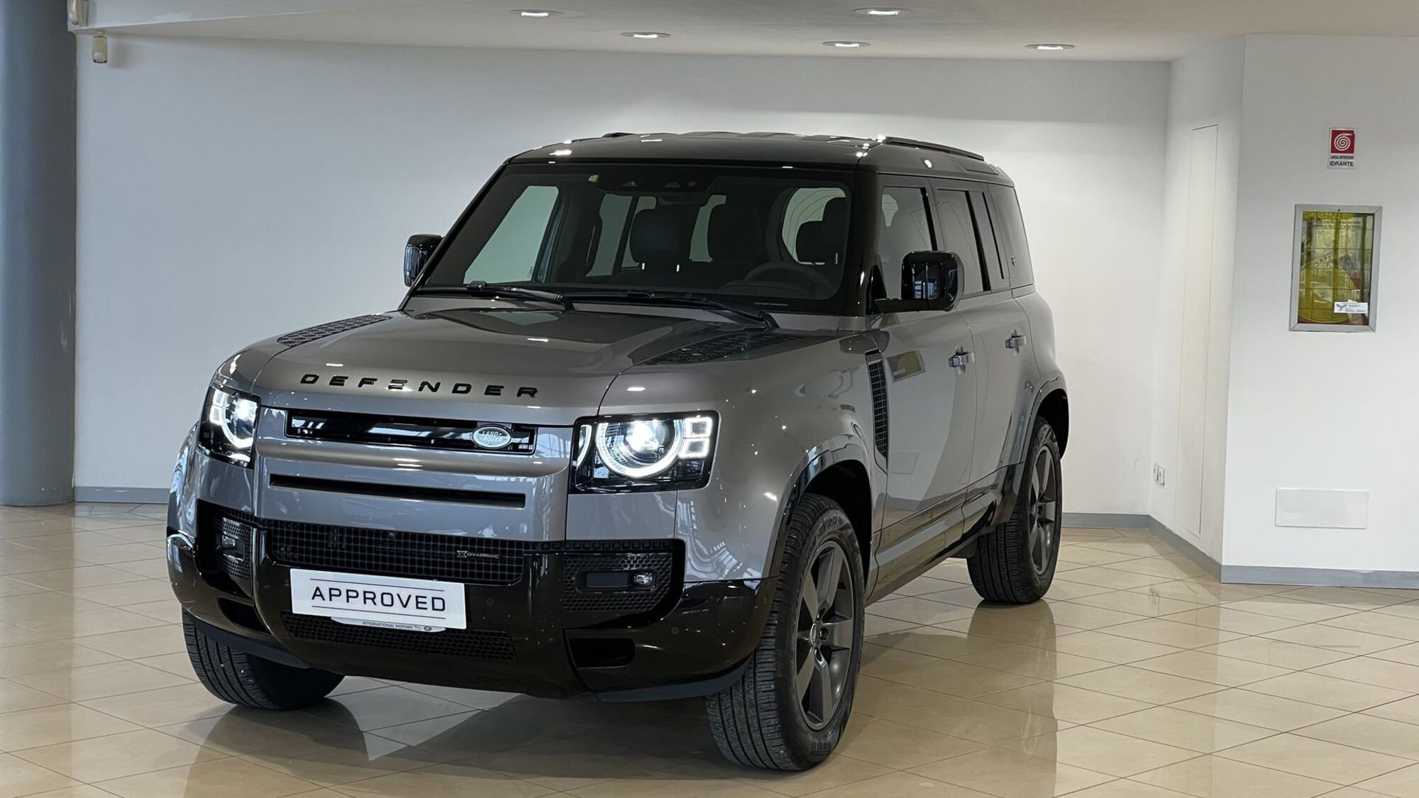 Land Rover Defender 110 3.0d i6 mhev X-Dynamic SE awd 250cv auto del 2022 usata a Arezzo