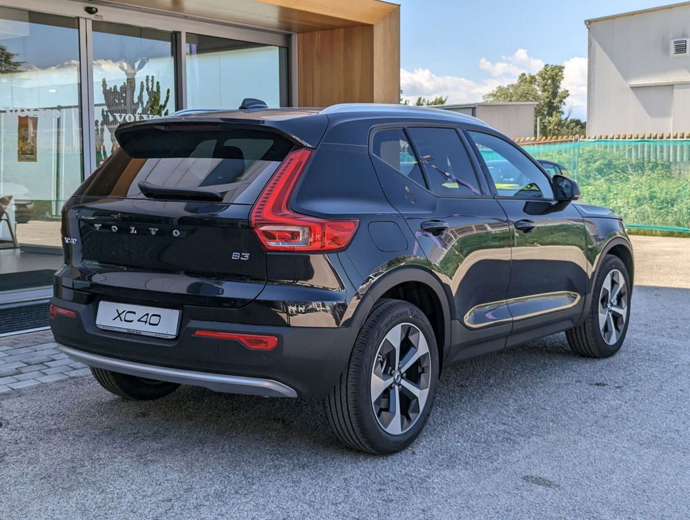 Volvo XC40 nuova a Pescara (4)