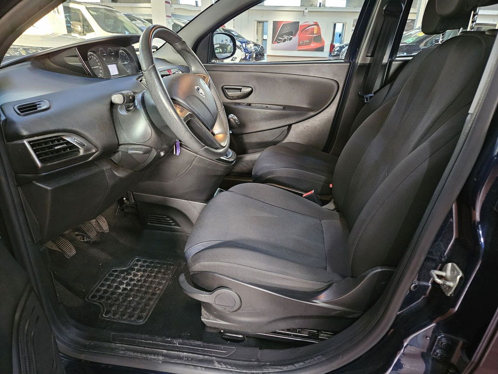 Lancia Ypsilon usata a Lucca (9)