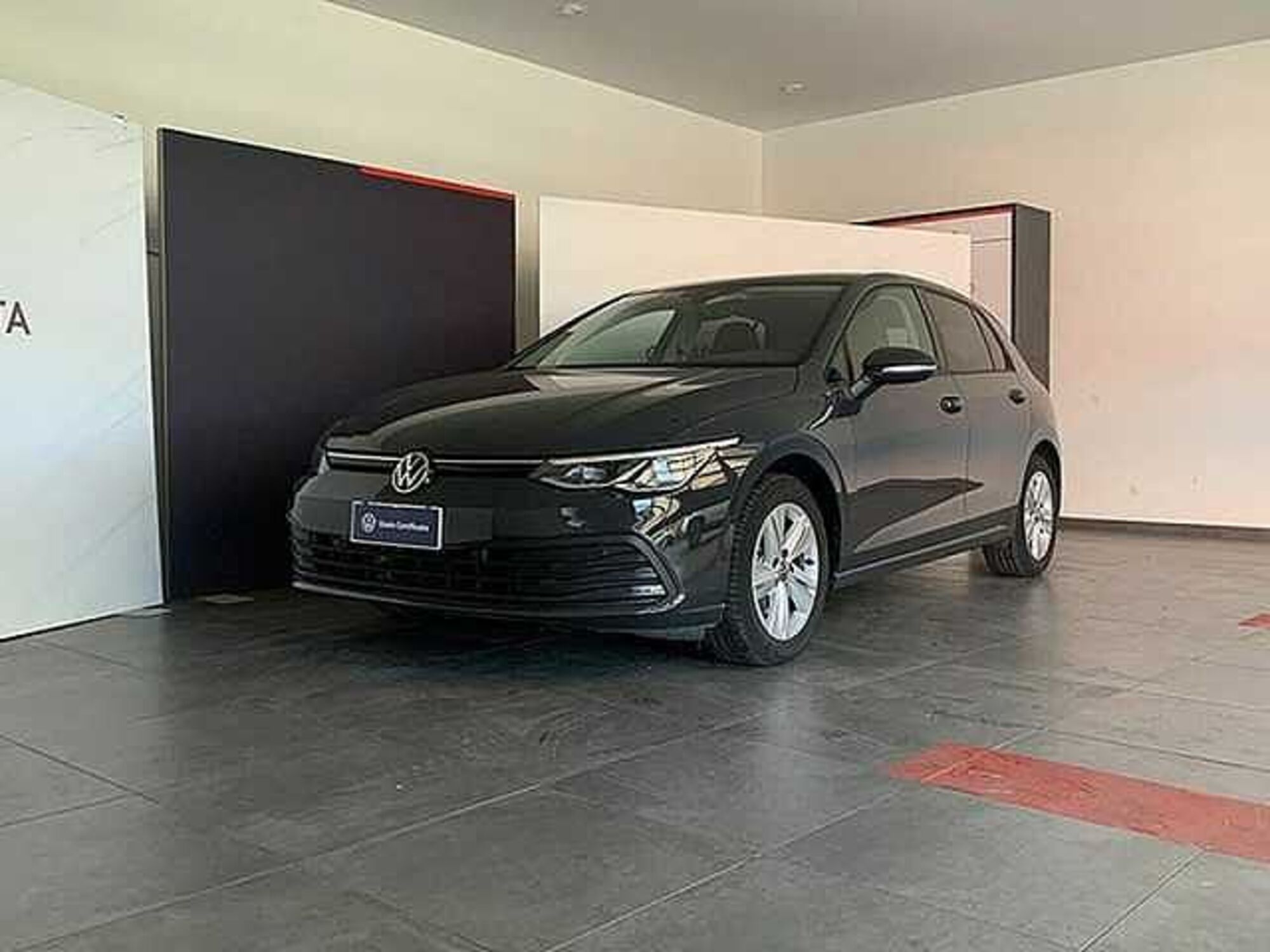 Volkswagen Golf 1.0 eTSI EVO DSG Life del 2022 usata a Rende