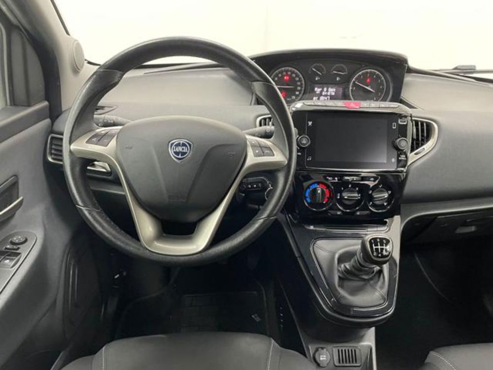 Lancia Ypsilon usata a Como (10)