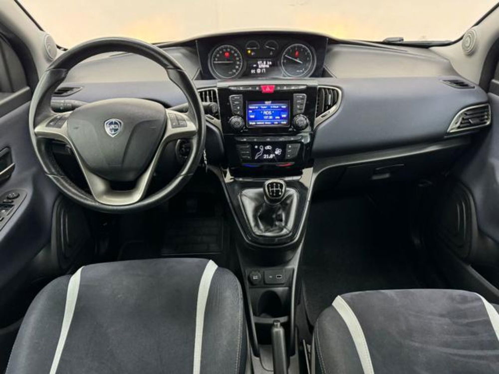 Lancia Ypsilon usata a Como (4)