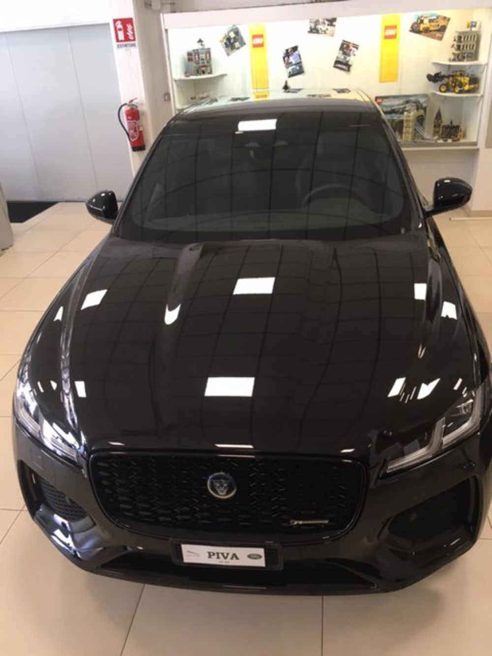 Jaguar F-Pace nuova a Milano (4)