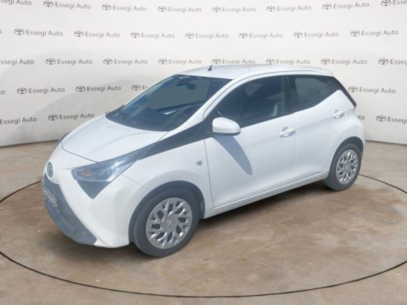 Toyota Aygo Connect 1.0 VVT-i 72 CV 5 porte x-play del 2021 usata a Albano Vercellese