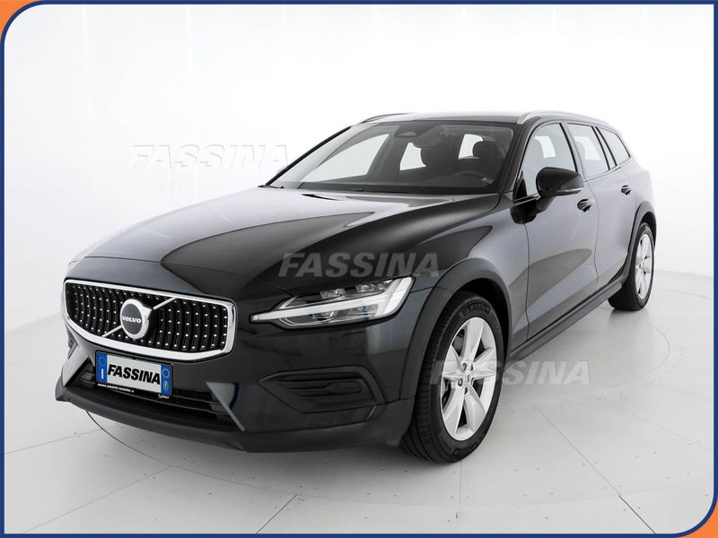 Volvo V60 Cross Country 2.0 b4 Core awd auto del 2023 usata a Milano