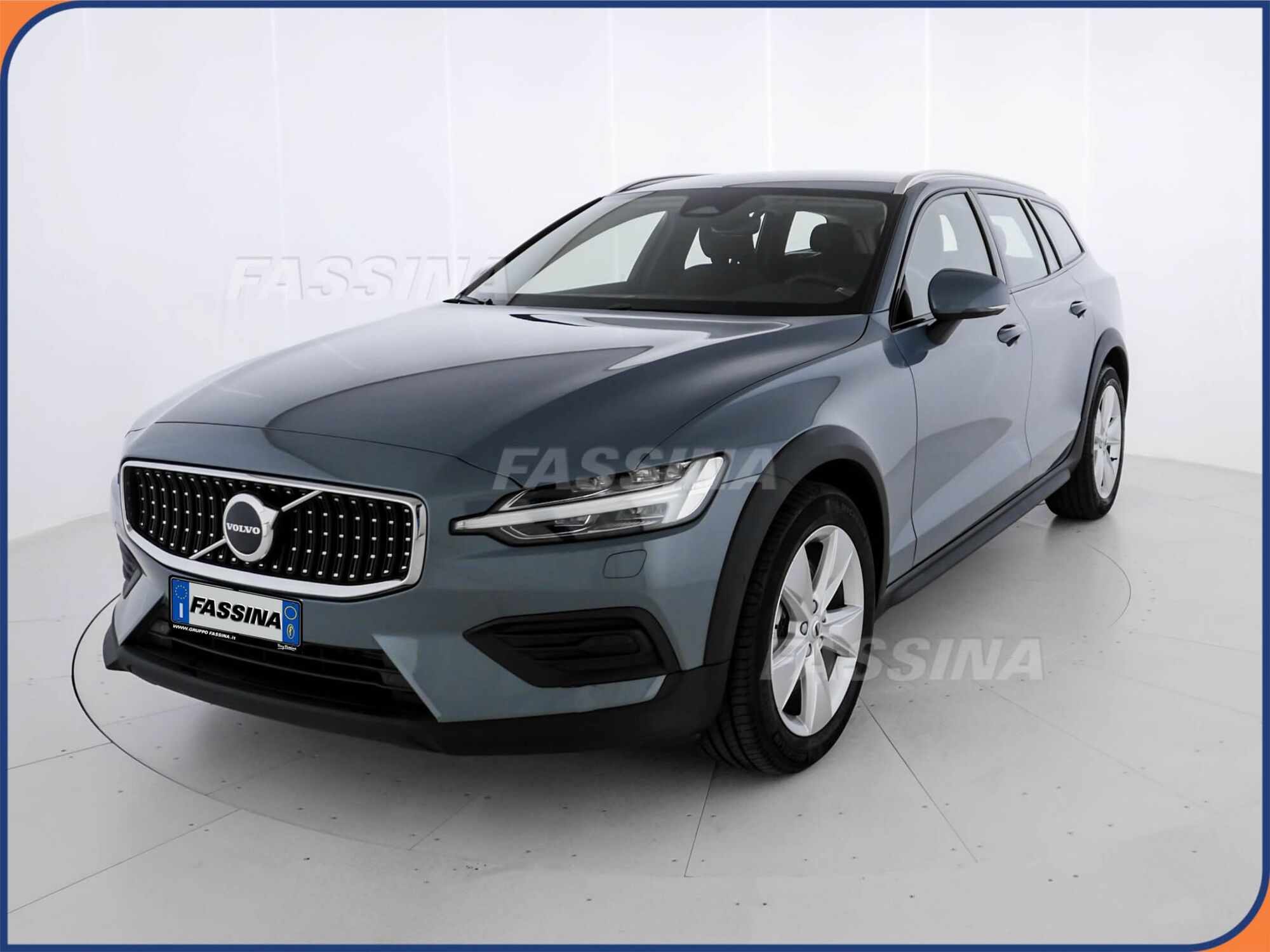 Volvo V60 Cross Country 2.0 b4 Core awd auto del 2023 usata a Milano