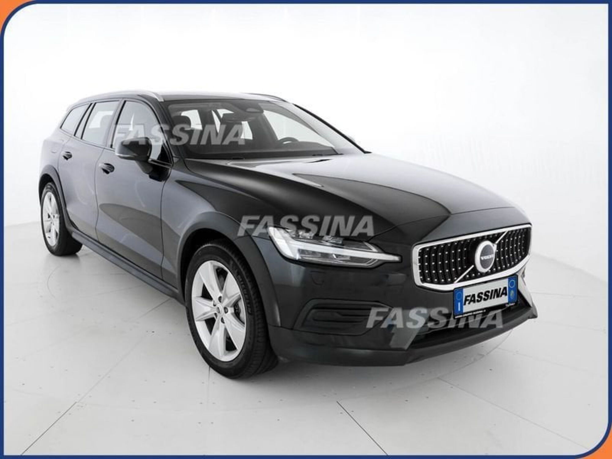 Volvo V60 Cross Country 2.0 b4 Core awd auto del 2023 usata a Milano