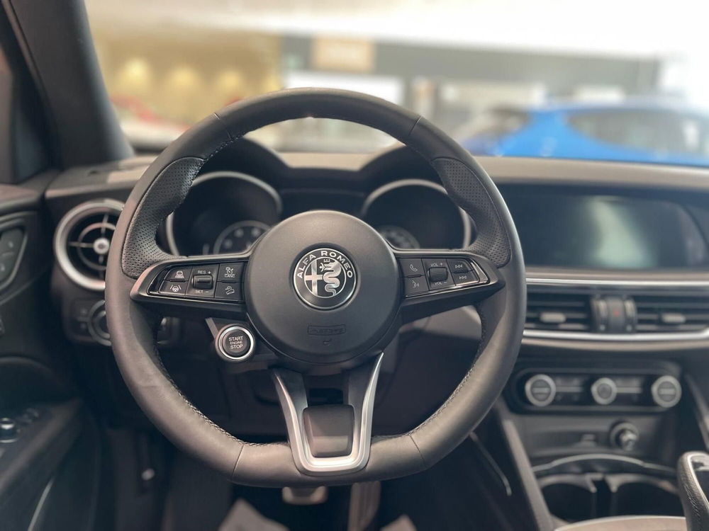 Alfa Romeo Stelvio nuova a Milano (17)