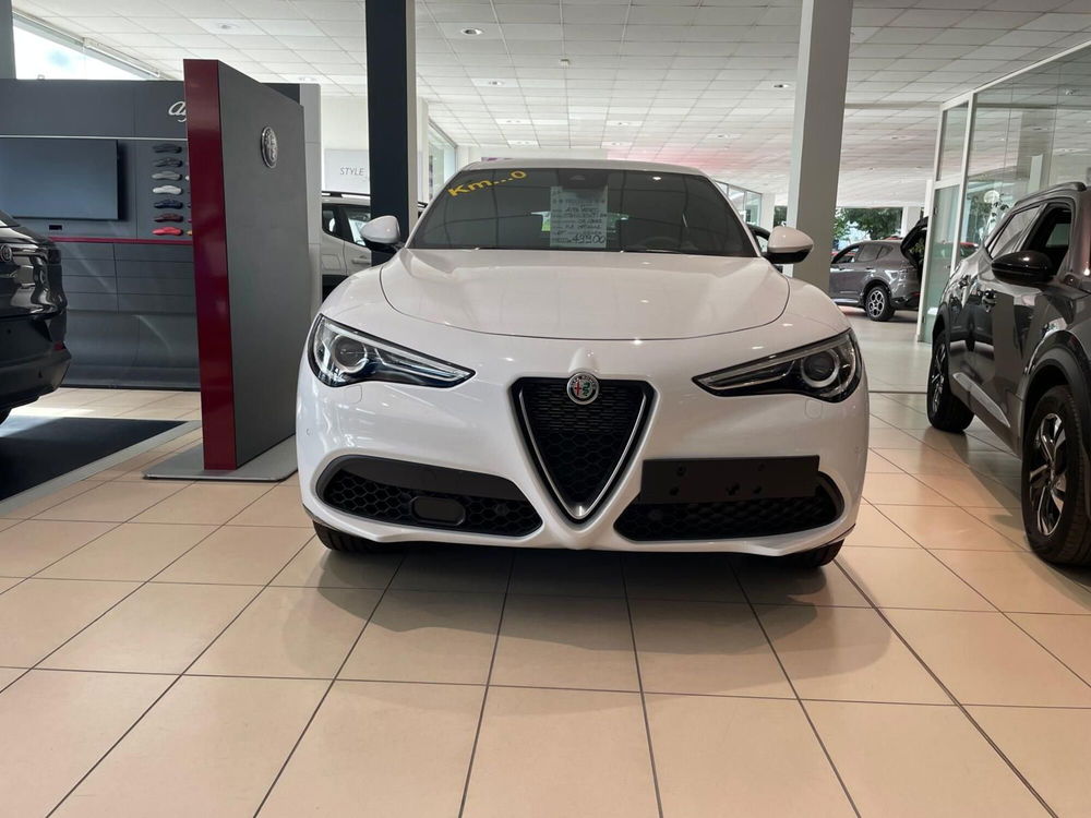 Alfa Romeo Stelvio nuova a Milano (2)