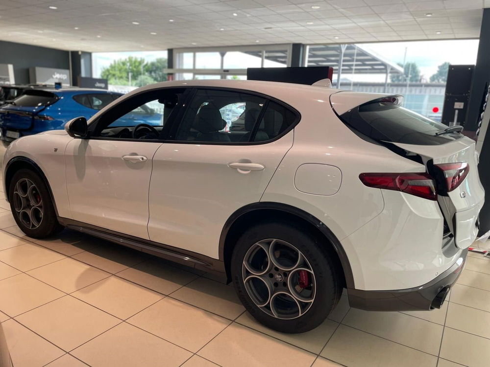 Alfa Romeo Stelvio nuova a Milano (5)