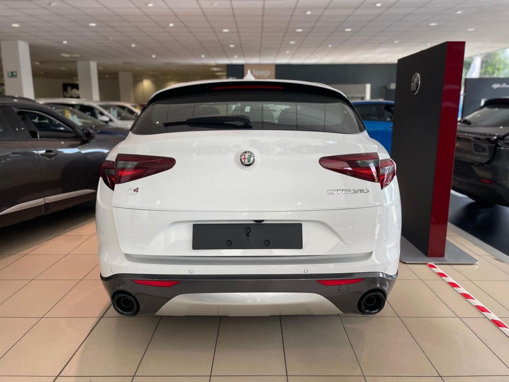 Alfa Romeo Stelvio nuova a Milano (7)