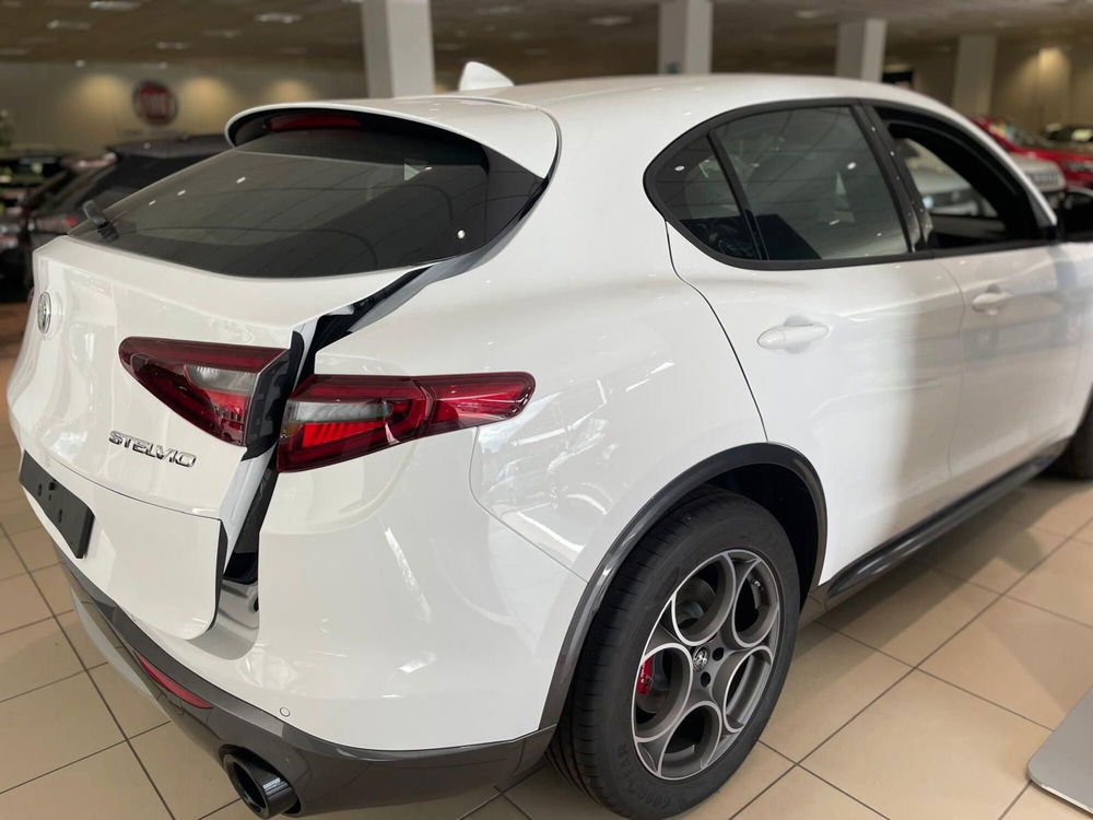 Alfa Romeo Stelvio nuova a Milano (8)