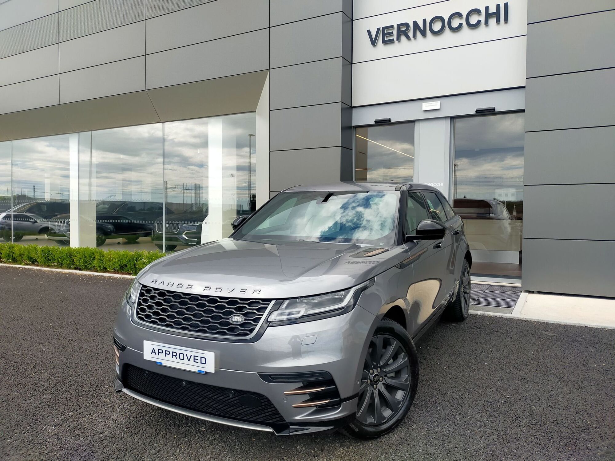 Land Rover Range Rover Velar 2.0D I4 204 CV R-Dynamic S  del 2021 usata a Pesaro