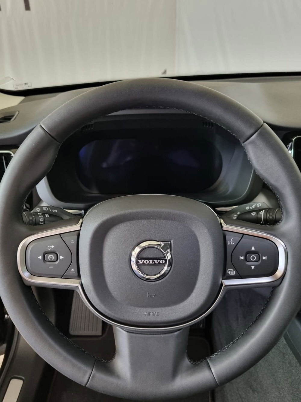 Volvo XC60 nuova a Ferrara (11)