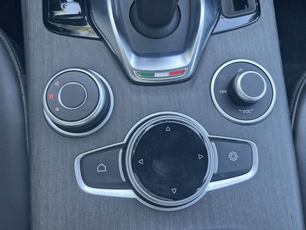 Alfa Romeo Stelvio usata a Pescara (19)