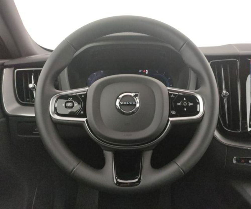 Volvo XC60 nuova a Modena (16)