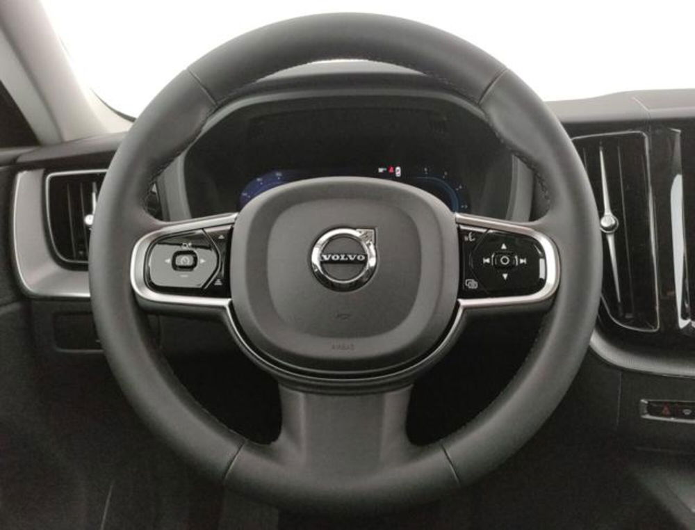 Volvo XC60 nuova a Modena (16)