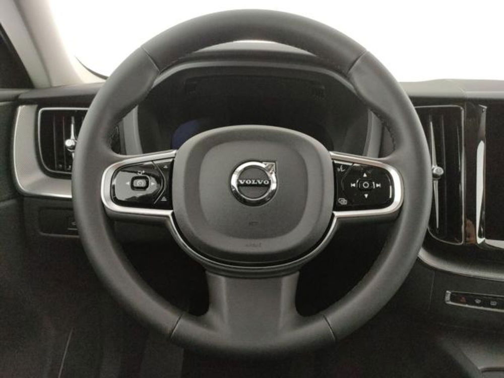 Volvo XC60 nuova a Modena (16)