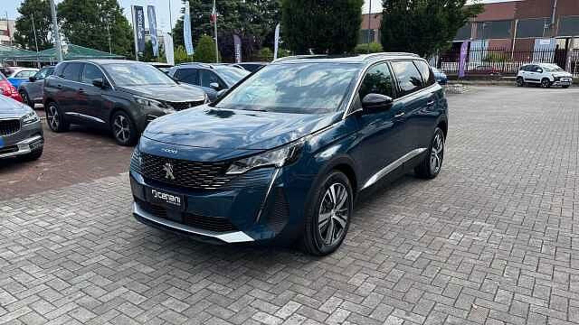 Peugeot 5008 1.2 hybrid 48V Allure Pack 136cv e-dcs 6 nuova a Legnano