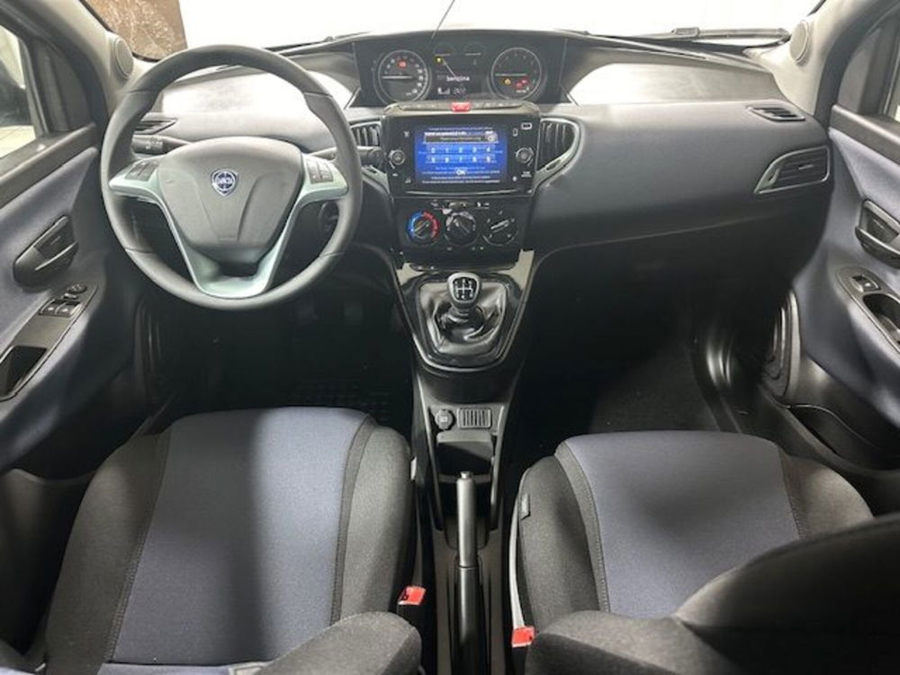 Lancia Ypsilon nuova a Sondrio (12)