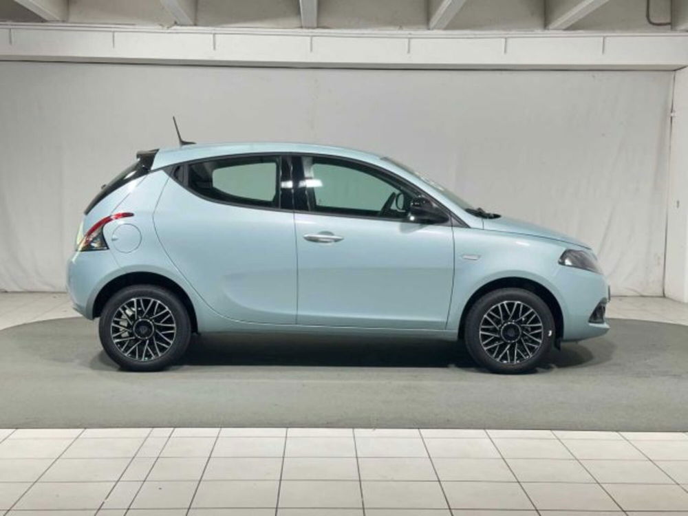 Lancia Ypsilon nuova a Sondrio (5)