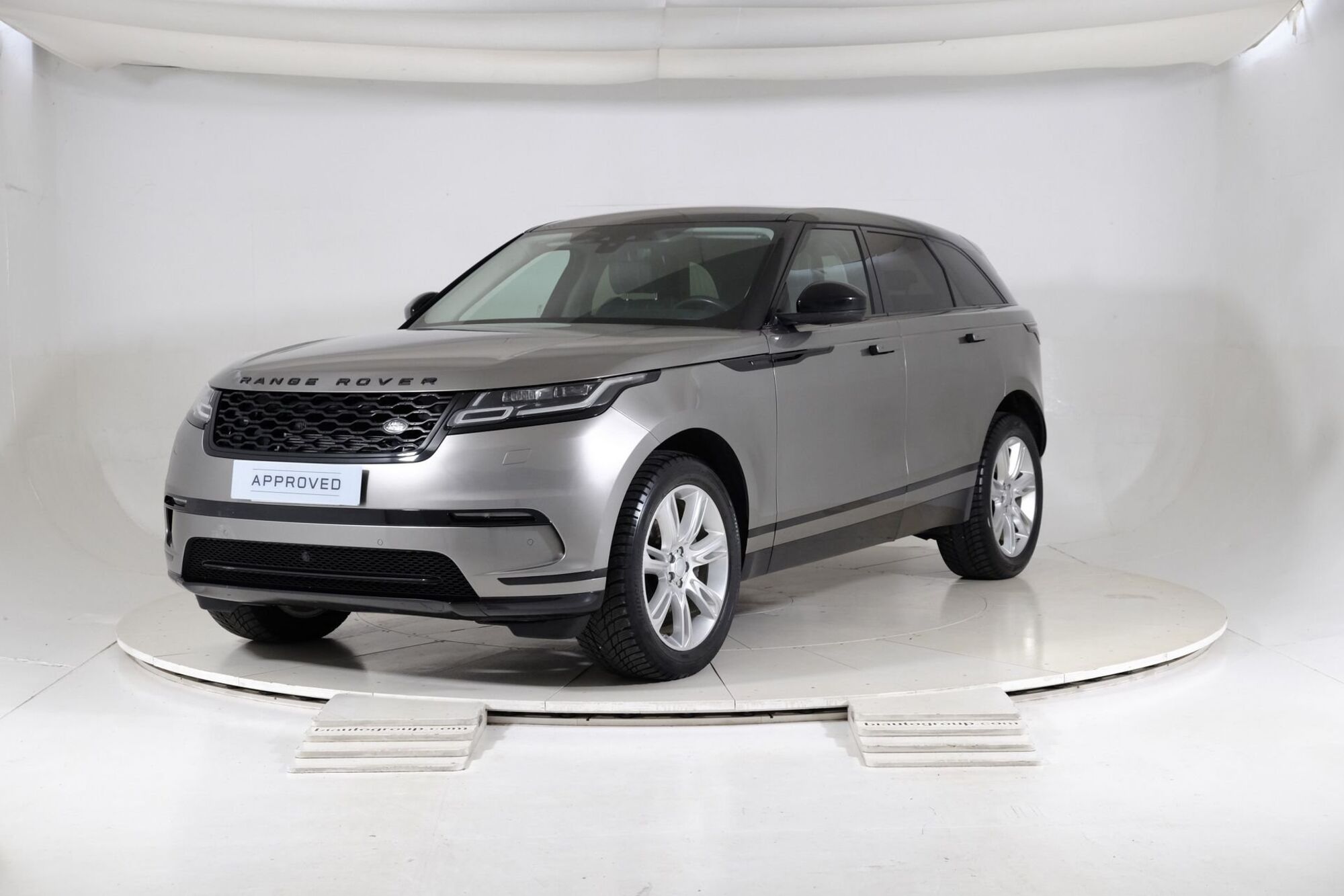 Land Rover Range Rover Velar 2.0D I4 240 CV R-Dynamic SE  del 2020 usata a Torino