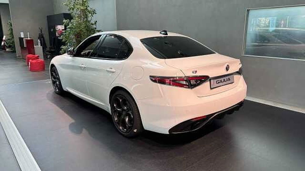 Alfa Romeo Giulia nuova a Milano (2)