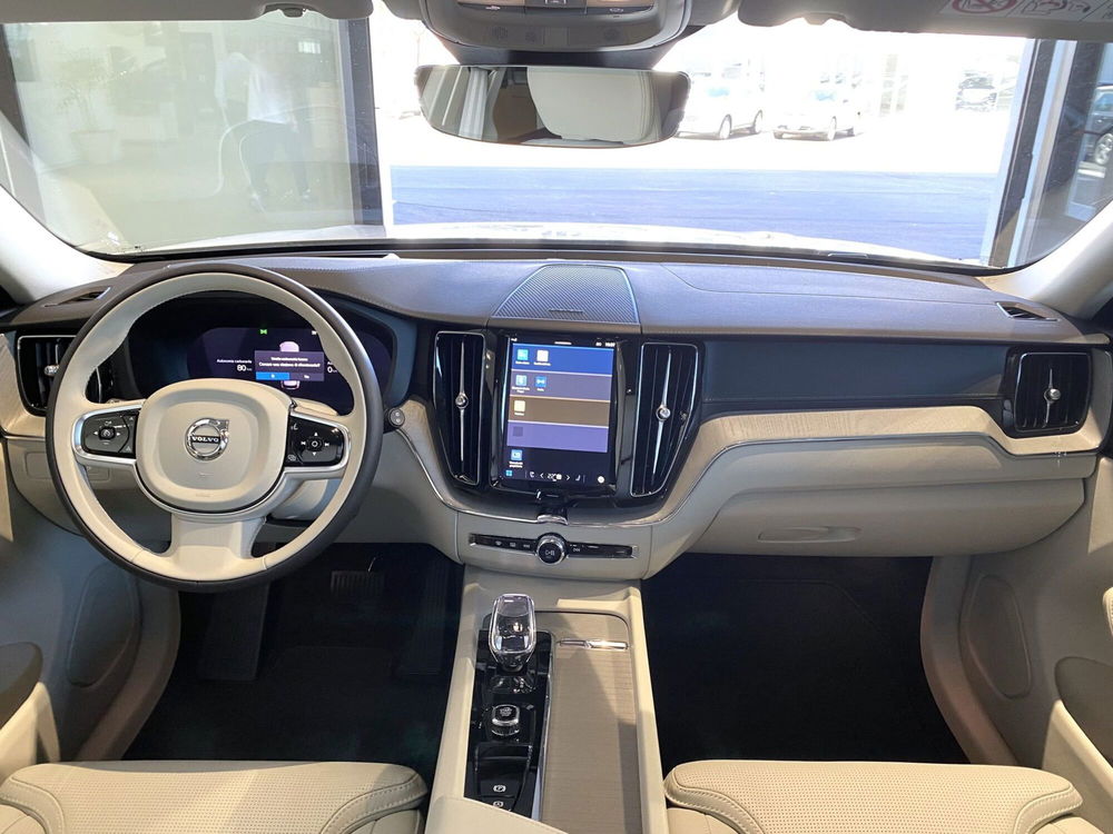 Volvo XC60 nuova a Bari (12)