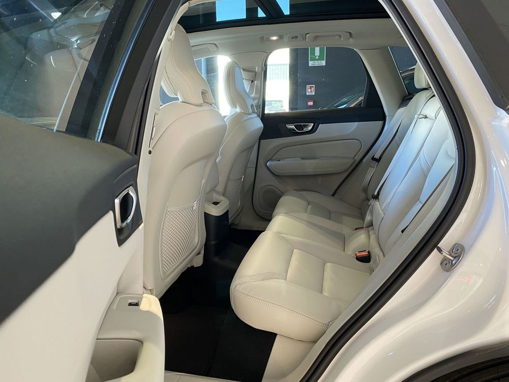 Volvo XC60 nuova a Bari (18)