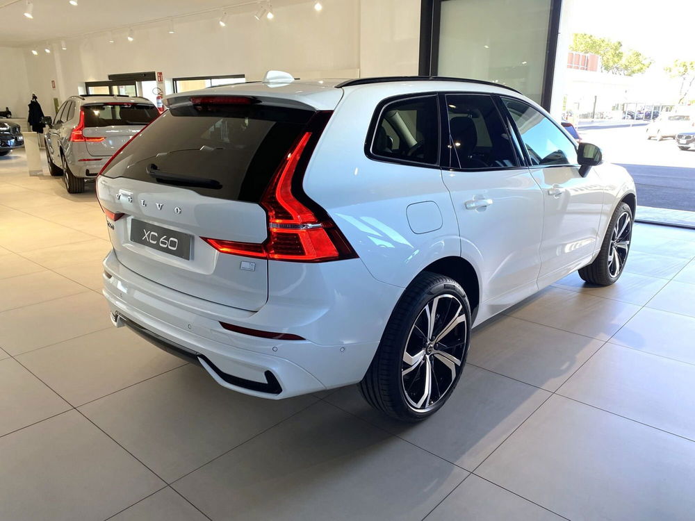 Volvo XC60 nuova a Bari (2)