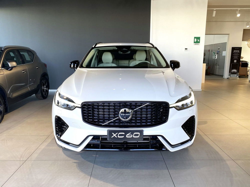 Volvo XC60 nuova a Bari (3)