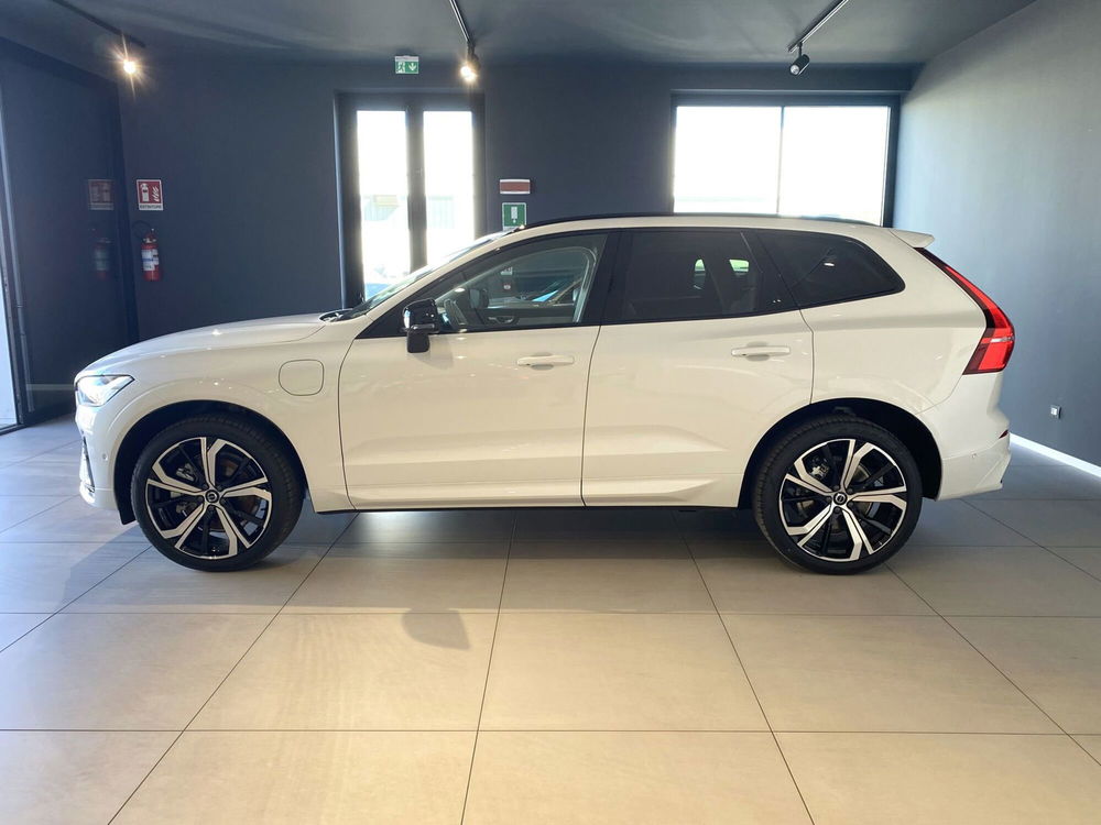 Volvo XC60 nuova a Bari (5)