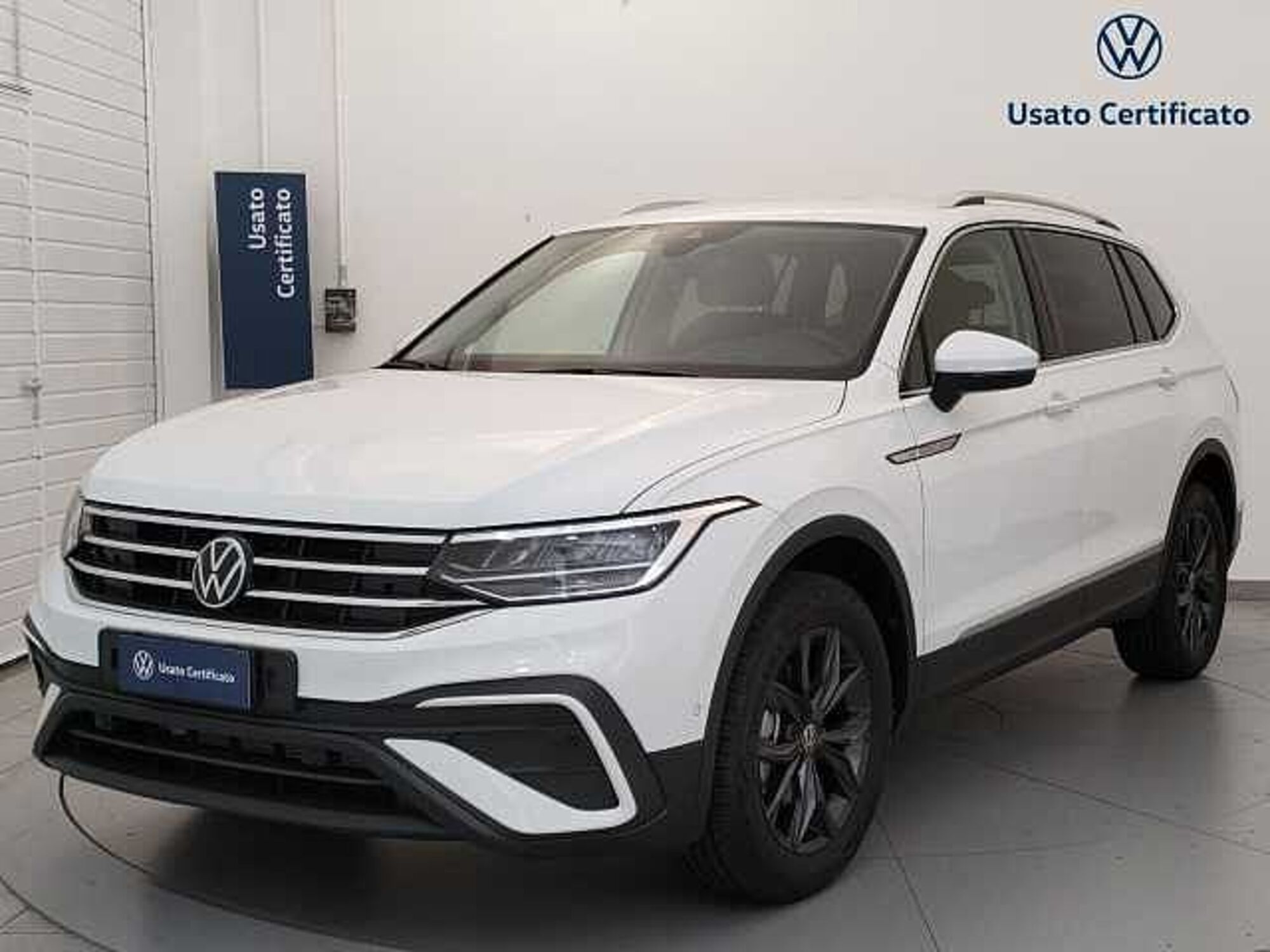 Volkswagen Tiguan Allspace 2.0 TDI SCR DSG 4MOTION Life nuova a Busto Arsizio