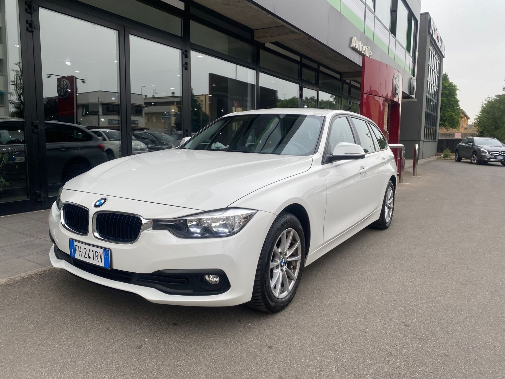 BMW Serie 3 Touring 318d  Business Advantage aut.  del 2017 usata a Reggio nell&#039;Emilia