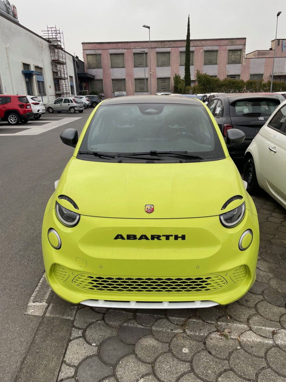 Abarth 500e Cabrio nuova a Lucca (4)