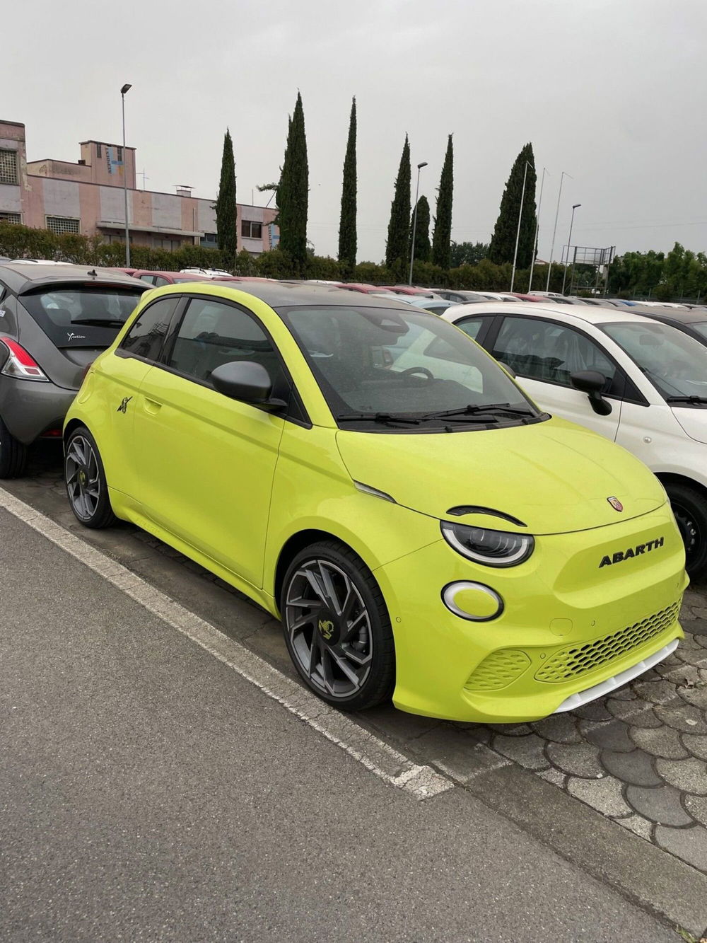 Abarth 500e Cabrio nuova a Lucca (5)