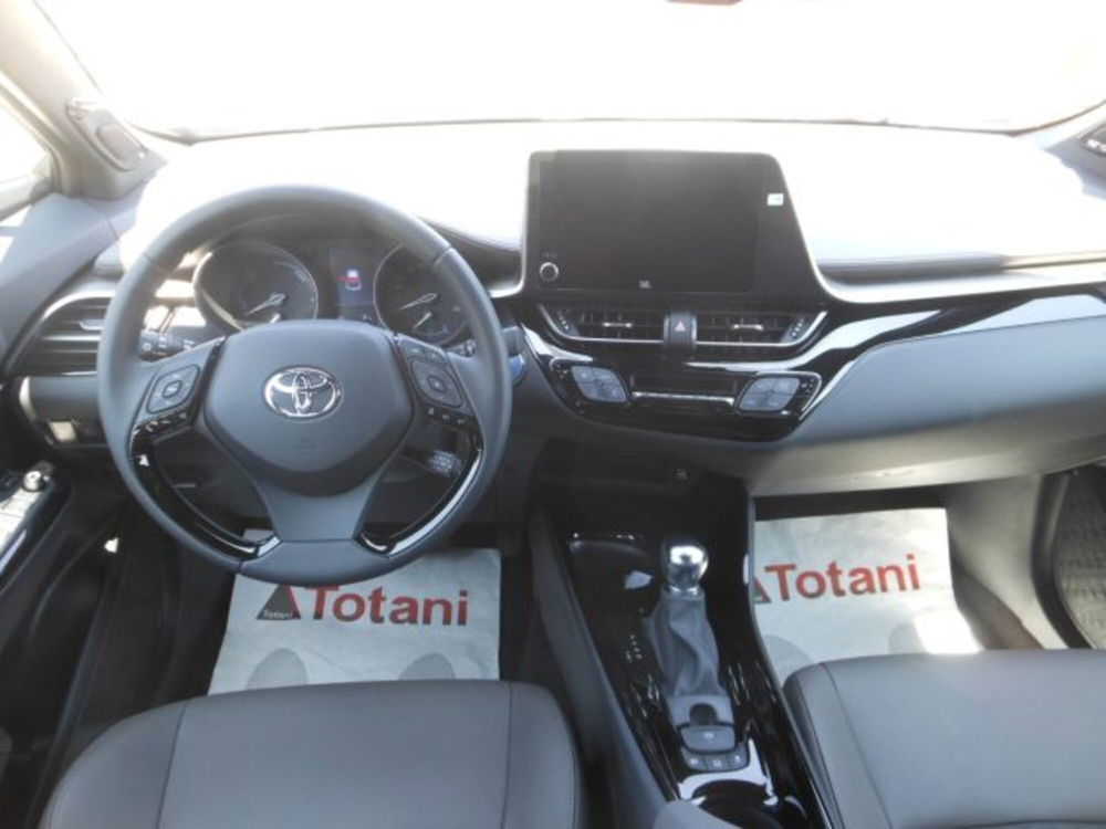 Toyota Toyota C-HR nuova a L'Aquila (15)