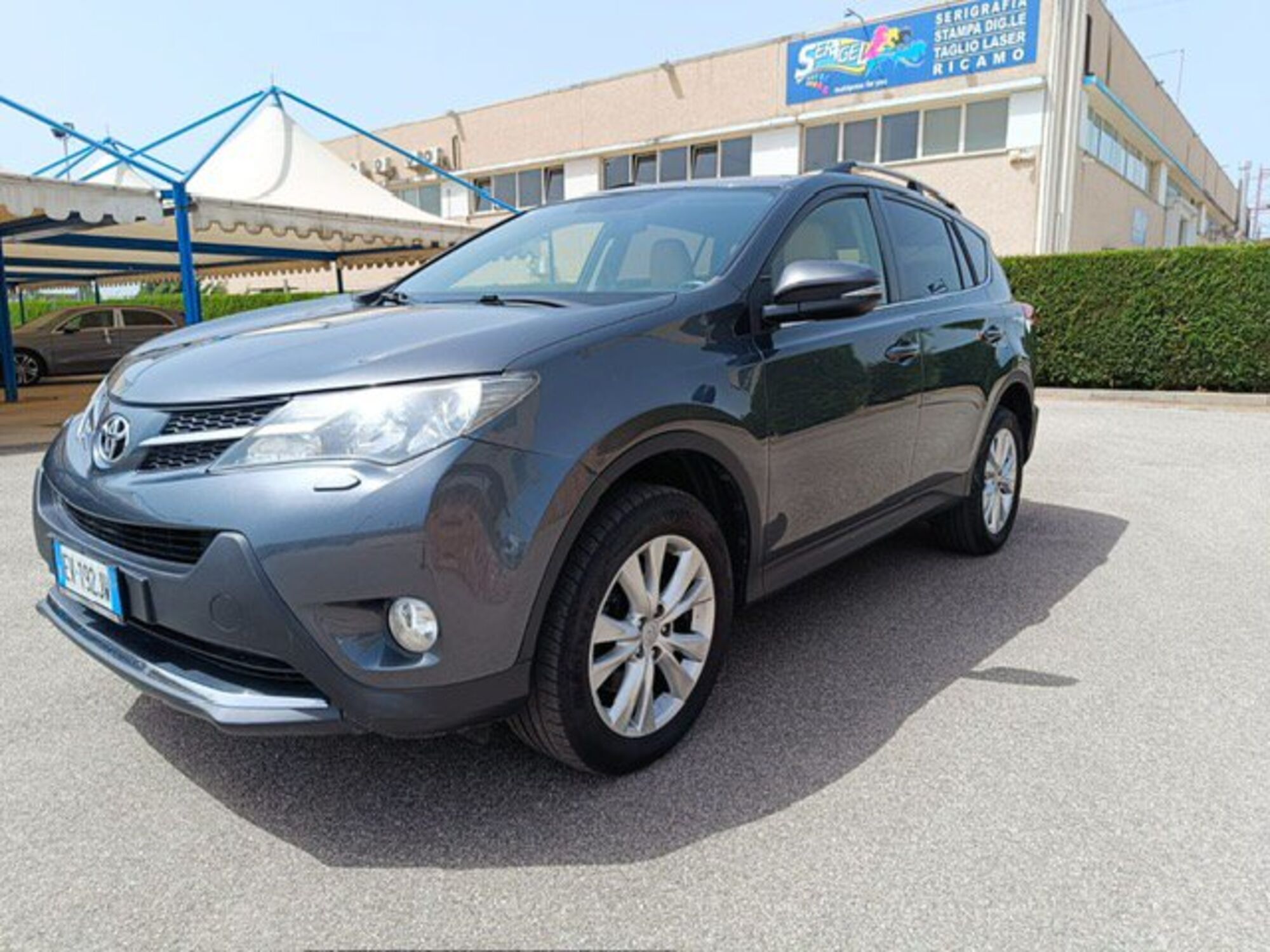 Toyota Rav4 D-CAT A/T 4WD Lounge del 2014 usata a Rende