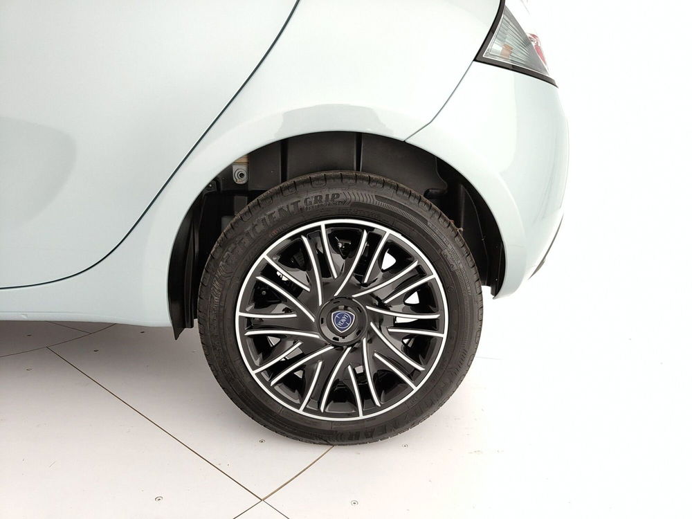 Lancia Ypsilon nuova a Caserta (9)