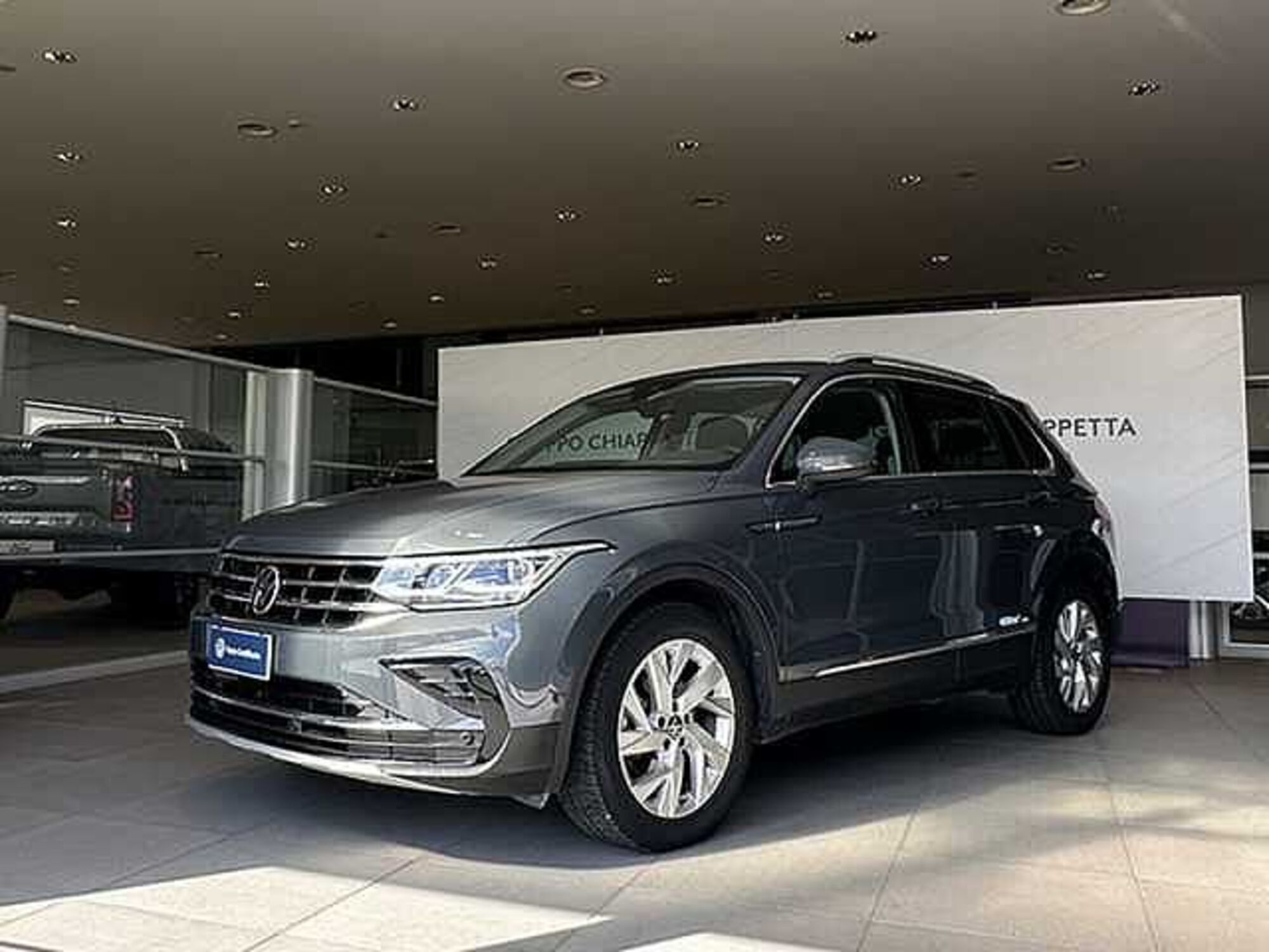 Volkswagen Tiguan 2.0 tdi Elegance 150cv dsg del 2021 usata a Rende