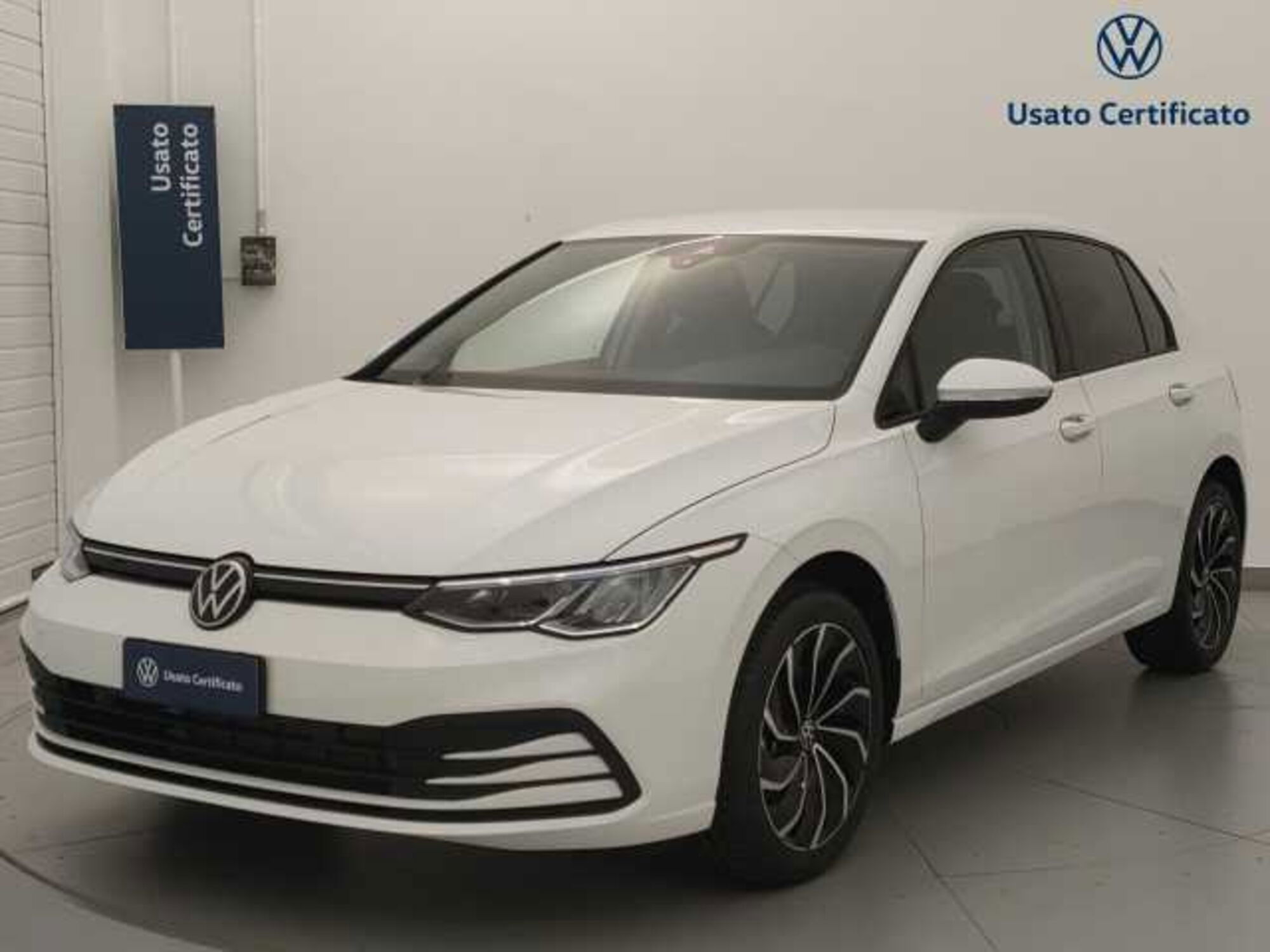 Volkswagen Golf 1.0 eTSI EVO DSG Life nuova a Busto Arsizio