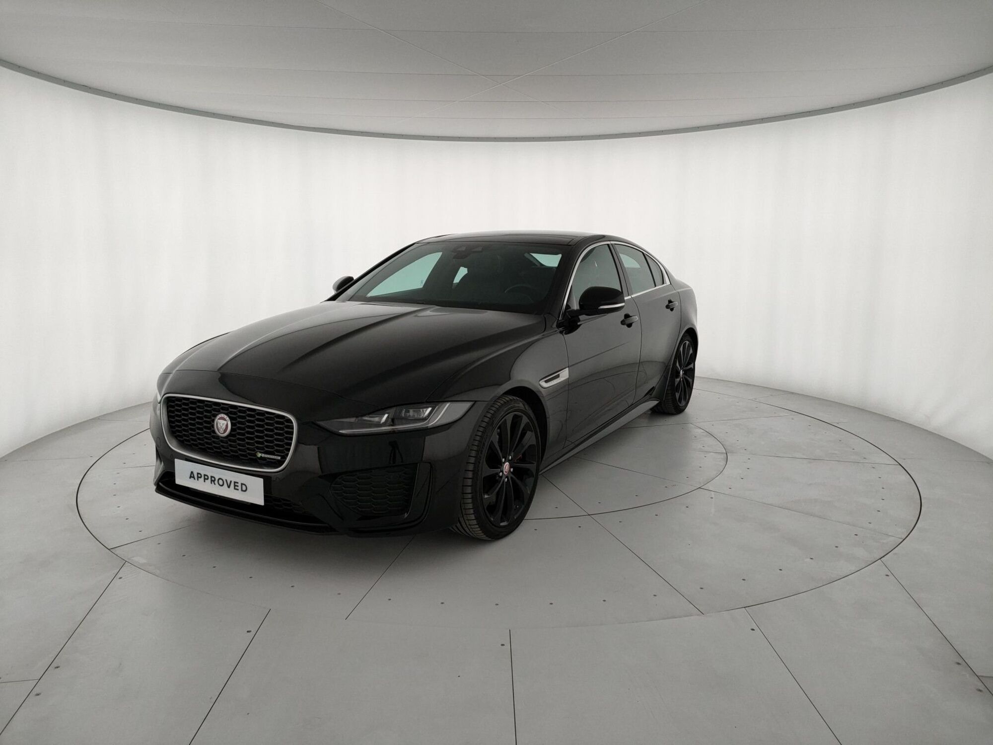 Jaguar XE 2.0 D 180 CV AWD aut. R-Dynamic HSE del 2020 usata a Milano