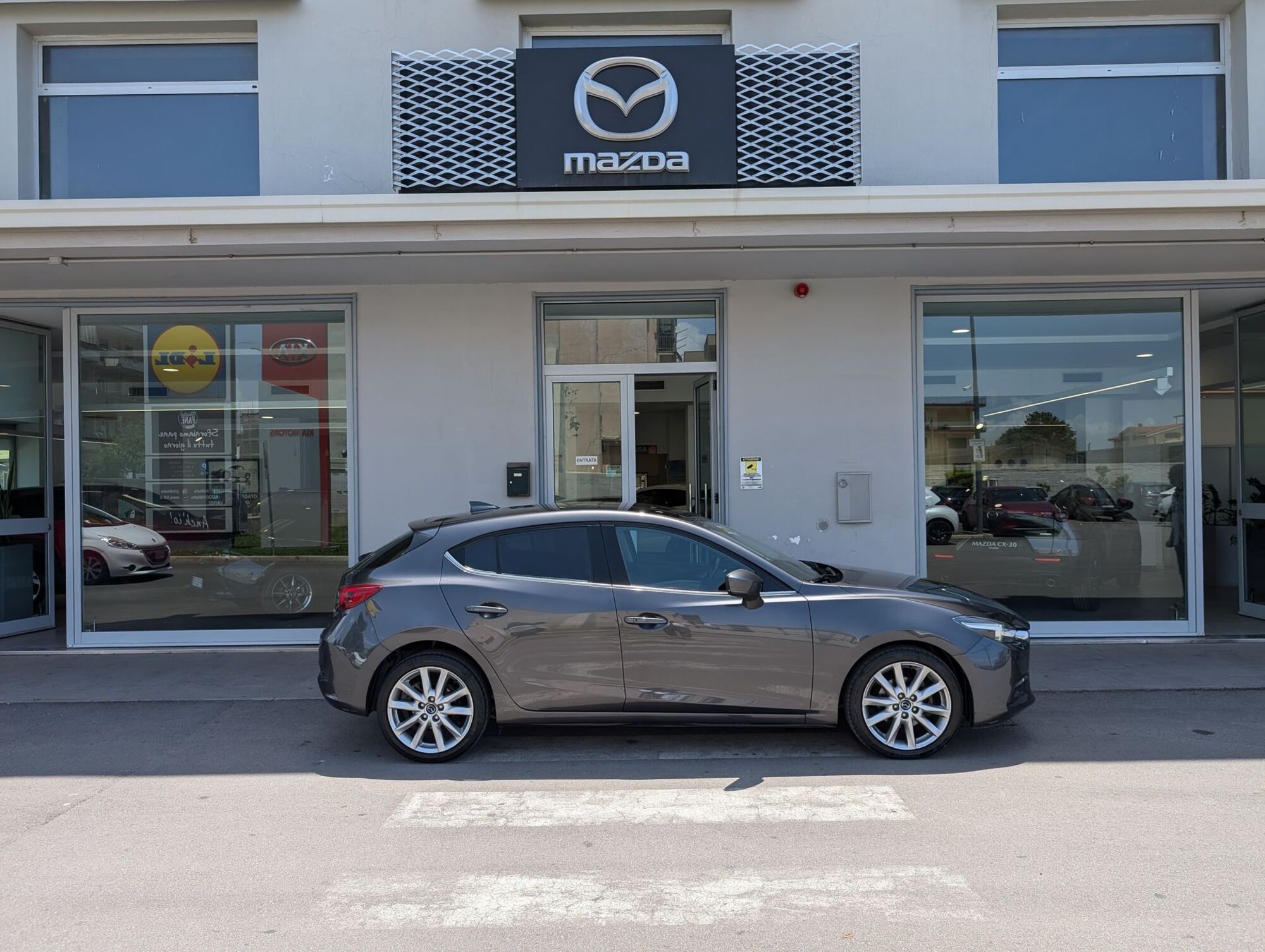 Mazda Mazda3 1.5 Skyactiv-D Exceed  del 2017 usata a Castellammare di Stabia