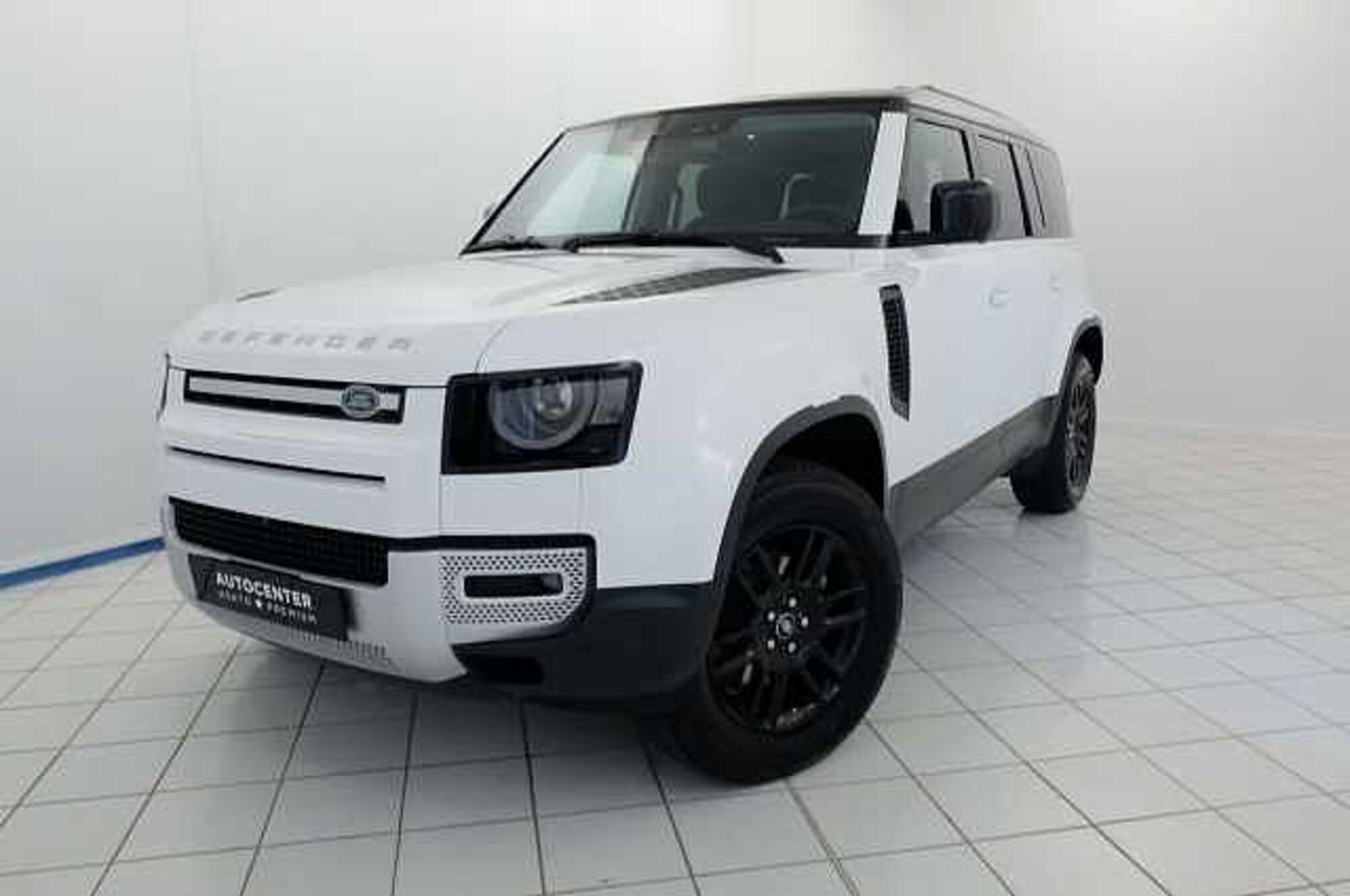 Land Rover Defender 110 3.0D I6 250 CV AWD Auto Commercial SE del 2023 usata a Castel d&#039;Ario