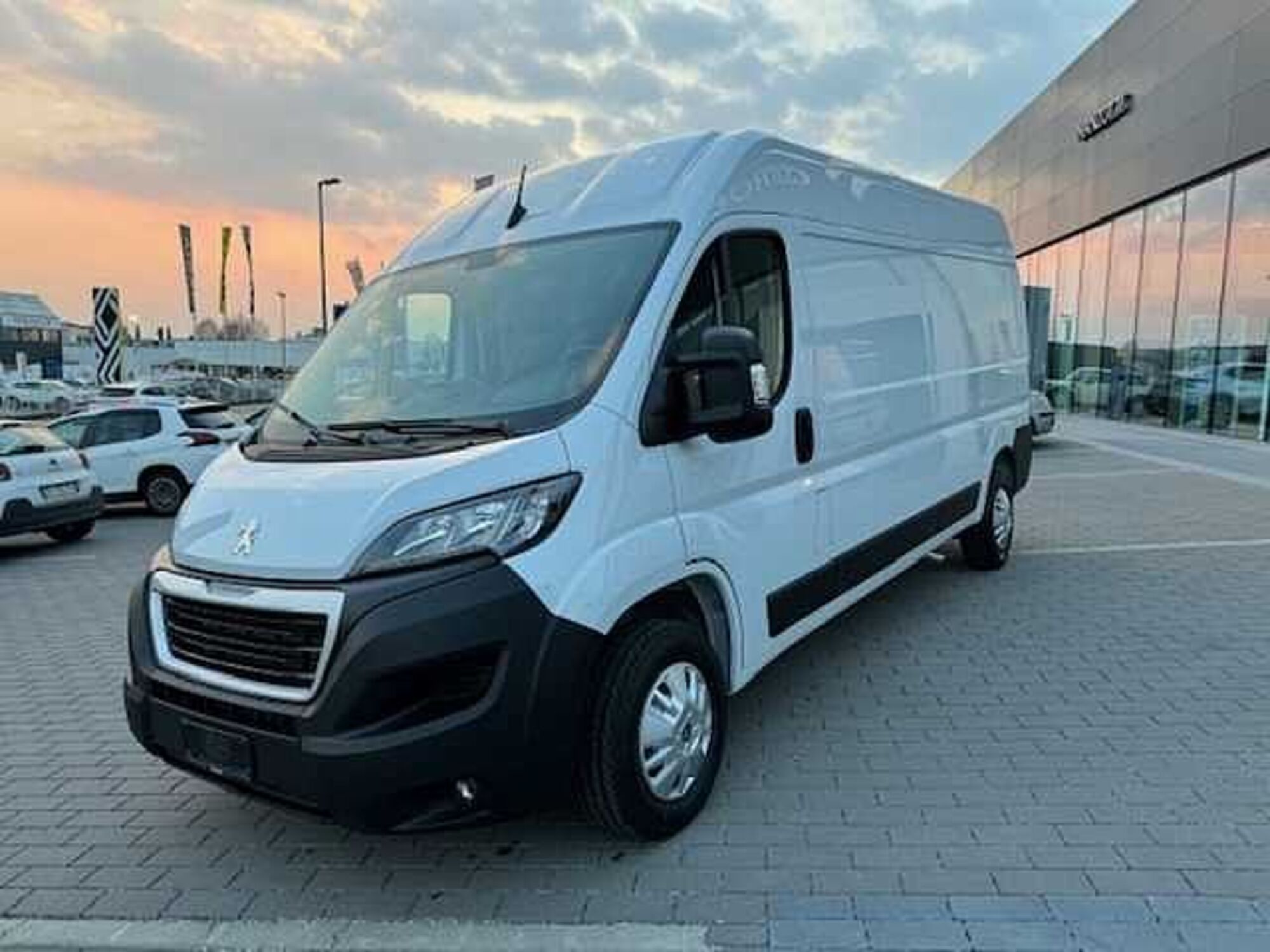 Peugeot Boxer Furgone 333 2.2 BlueHDi 140 S&amp;S PLM-TM Furgone Premium  nuova a Castelfranco Veneto