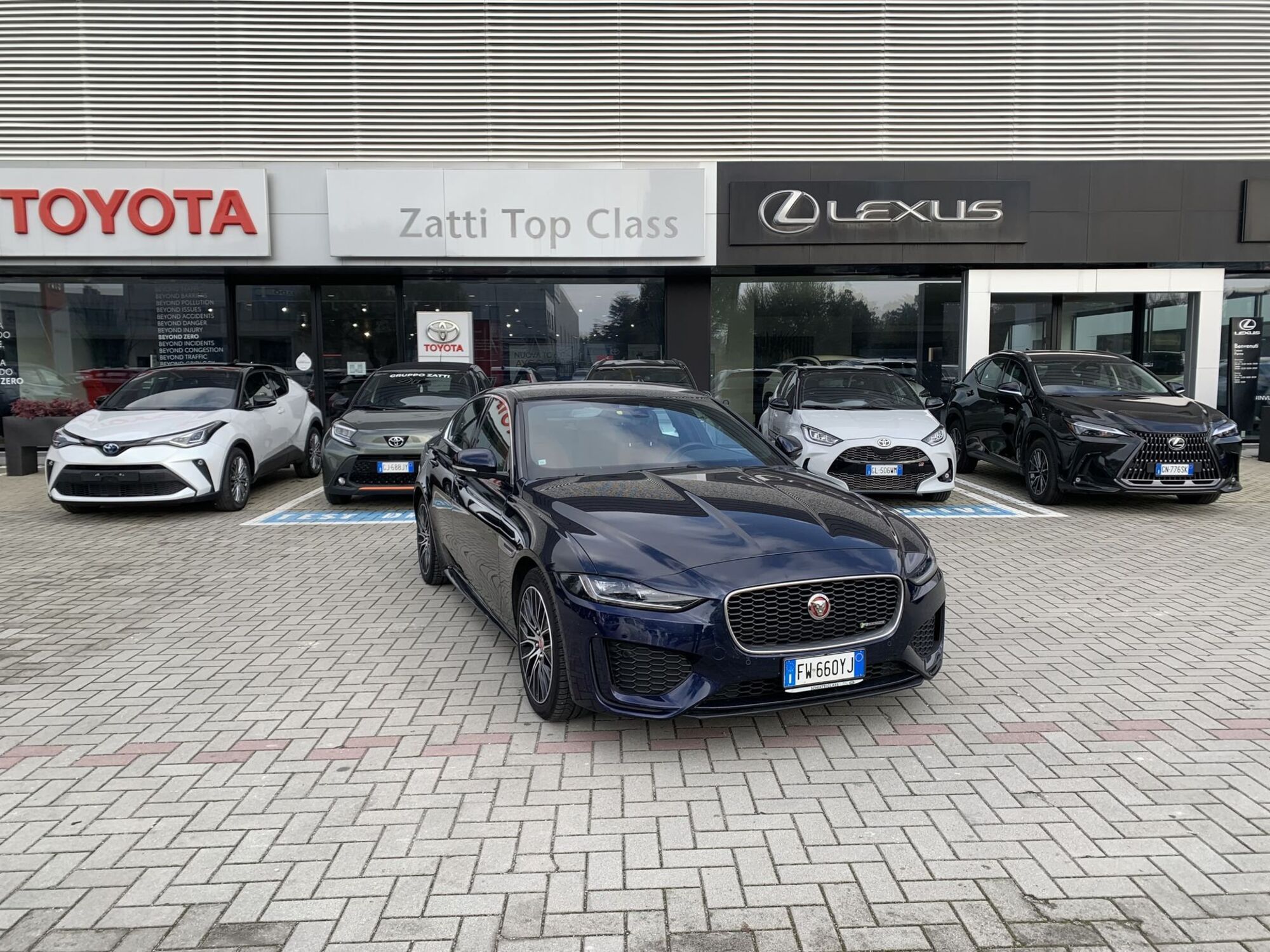 Jaguar XE 2.0 D 180 CV AWD aut. R-Dynamic S del 2019 usata a Parma